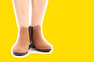 Bayan giysi ayakkabısı. Uzun ince dişinin bacakları düşük deri ayakkabı giyer. Fotokopi alanı olan moda modeli. Klasik ve günlük kıyafet konsepti. Ayrıntılı yakın çekim stüdyo çekimi. Dergi tarzı moda kolajı