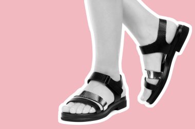 Bayan giysi ayakkabısı. Deri sandalet giyen uzun ince kadın bacakları. Fotokopi alanı olan moda modeli. Klasik ve günlük kıyafet konsepti. Detaylı yakın çekim stüdyo çekimi Magazin tarzı moda kolajı