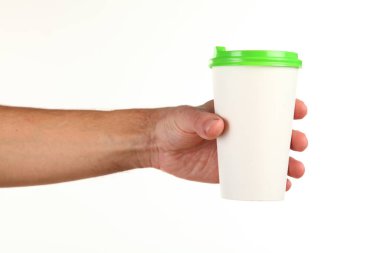 İnsan eli plastik kapaklı boş bir kahve fincanı tutar. Tek kullanımlık fincana çay ya da kahve konsepti. Metin veya logo için yeri ve yeri kopyala. Beyaz bir arkaplanda izole edilmiş