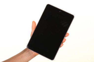 İnsan eli, avucunda boş bir krom ekran olan modern bir akıllı telefonu tutar. Teknoloji ve reklam kavramı. Ayrıntılı yakın çekim stüdyo çekimi soyut beyaz arka planda izole