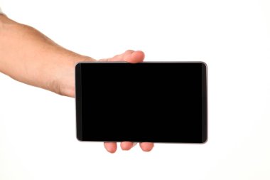 İnsan eli, avucunda boş bir krom ekran olan modern bir akıllı telefonu tutar. Teknoloji ve reklam kavramı. Ayrıntılı yakın çekim stüdyo çekimi soyut beyaz arka planda izole