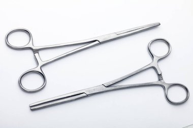 Çelik cerrahi aletler ve laboratuvar ekipmanları beyaz arka planda izole edilmiş. Profesyonel klinik aletleri. Tıbbi, cerrahi, ambulans ve veteriner konsepti. Yumuşak seçici odaklı yakın plan