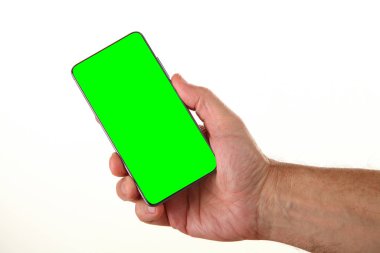 İnsan eli, avucunda boş bir krom ekran olan modern bir akıllı telefonu tutar. Teknoloji ve reklam kavramı. Ayrıntılı yakın çekim stüdyo çekimi soyut beyaz arka planda izole