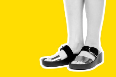 Bayan giysi ayakkabısı. Deri sandalet giyen uzun ince kadın bacakları. Fotokopi alanı olan moda modeli. Klasik ve günlük kıyafet konsepti. Detaylı yakın çekim stüdyo çekimi Magazin tarzı moda kolajı
