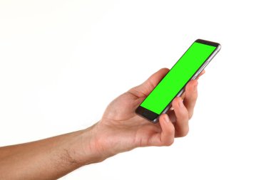 İnsan eli, avucunda boş bir krom ekran olan modern bir akıllı telefonu tutar. Teknoloji ve reklam kavramı. Ayrıntılı yakın çekim stüdyo çekimi soyut beyaz arka planda izole