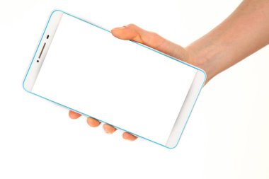 İnsan eli, avucunda boş bir krom ekran olan modern bir akıllı telefonu tutar. Teknoloji ve reklam kavramı. Ayrıntılı yakın çekim stüdyo çekimi soyut beyaz arka planda izole