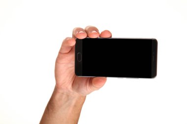 İnsan eli, avucunda boş bir krom ekran olan modern bir akıllı telefonu tutar. Teknoloji ve reklam kavramı. Ayrıntılı yakın çekim stüdyo çekimi soyut beyaz arka planda izole
