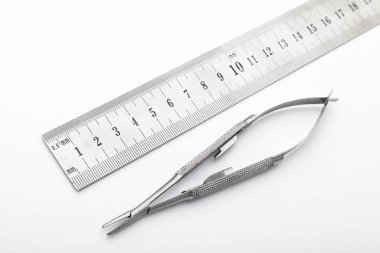 Çelik cerrahi aletler ve laboratuvar ekipmanları beyaz arka planda izole edilmiş. Profesyonel klinik aletleri. Tıbbi, cerrahi, ambulans ve veteriner konsepti. Yumuşak seçici odaklı yakın plan