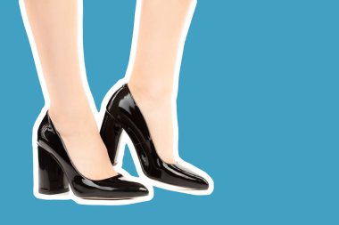 Bayan giysi ayakkabısı. Uzun ince kadın bacakları yüksek topuklu ayakkabı giyer. Fotokopi alanı olan moda modeli. Klasik ve günlük kıyafet konsepti. Ayrıntılı yakın çekim stüdyo çekimi. Dergi tarzı moda kolajı