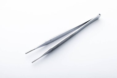 Çelik cerrahi aletler ve laboratuvar ekipmanları beyaz arka planda izole edilmiş. Profesyonel klinik aletleri. Tıbbi, cerrahi, ambulans ve veteriner konsepti. Yumuşak seçici odaklı yakın plan