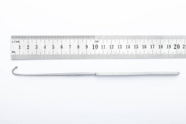 Çelik cerrahi aletler ve laboratuvar ekipmanları beyaz arka planda izole edilmiş. Profesyonel klinik aletleri. Tıbbi, cerrahi, ambulans ve veteriner konsepti. Yumuşak seçici odaklı yakın plan