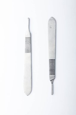 Çelik cerrahi aletler ve laboratuvar ekipmanları beyaz arka planda izole edilmiş. Profesyonel klinik aletleri. Tıbbi, cerrahi, ambulans ve veteriner konsepti. Yumuşak seçici odaklı yakın plan