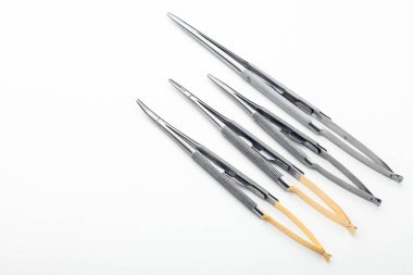 Çelik cerrahi aletler ve laboratuvar ekipmanları beyaz arka planda izole edilmiş. Profesyonel klinik aletleri. Tıbbi, cerrahi, ambulans ve veteriner konsepti. Yumuşak seçici odaklı yakın plan