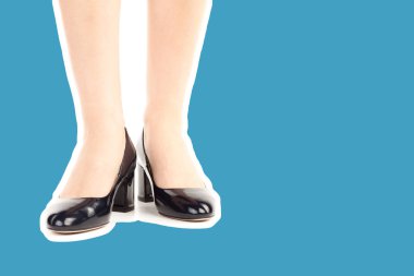 Bayan giysi ayakkabısı. Uzun ince kadın bacakları yüksek topuklu ayakkabı giyer. Fotokopi alanı olan moda modeli. Klasik ve günlük kıyafet konsepti. Ayrıntılı yakın çekim stüdyo çekimi. Dergi tarzı moda kolajı