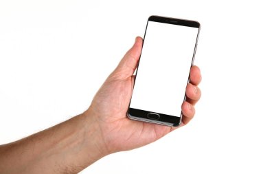 İnsan eli, avucunda boş bir krom ekran olan modern bir akıllı telefonu tutar. Teknoloji ve reklam kavramı. Ayrıntılı yakın çekim stüdyo çekimi soyut beyaz arka planda izole