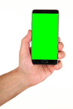 İnsan eli, avucunda boş bir krom ekran olan modern bir akıllı telefonu tutar. Teknoloji ve reklam kavramı. Ayrıntılı yakın çekim stüdyo çekimi soyut beyaz arka planda izole