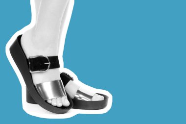 Bayan giysi ayakkabısı. Deri sandalet giyen uzun ince kadın bacakları. Fotokopi alanı olan moda modeli. Klasik ve günlük kıyafet konsepti. Ayrıntılı yakın çekim stüdyo çekimi. Dergi tarzı moda kolajı