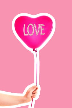 Kadın eli kırmızı kauçuk, şişme kalp şeklinde balon tutuyor. Aşk, ilişki, sevgililer günü ve doğum günü kutlaması konsepti. Boş kopya alanı olan dergi tarzı moda kolajı