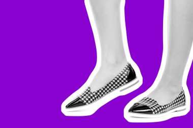 Bayan giysi ayakkabısı. Düşük deri ayakkabılar giyen uzun ince kadın bacakları. Fotokopi alanı olan moda modeli. Klasik ve günlük kıyafet konsepti. Ayrıntılı yakın çekim stüdyo çekimi. Dergi tarzı moda kolajı