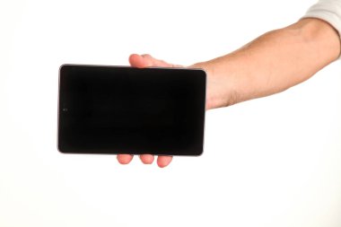 İnsan eli, avucunda boş bir krom ekran olan modern bir akıllı telefonu tutar. Teknoloji ve reklam kavramı. Ayrıntılı yakın çekim stüdyo çekimi soyut beyaz arka planda izole