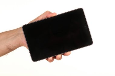 İnsan eli, avucunda boş bir krom ekran olan modern bir akıllı telefonu tutar. Teknoloji ve reklam kavramı. Ayrıntılı yakın çekim stüdyo çekimi soyut beyaz arka planda izole