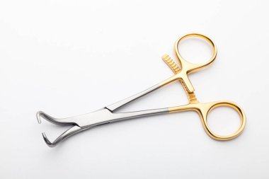 Çelik cerrahi aletler ve laboratuvar ekipmanları beyaz arka planda izole edilmiş. Profesyonel klinik aletleri. Tıbbi, cerrahi, ambulans ve veteriner konsepti. Yumuşak seçici odaklı yakın plan