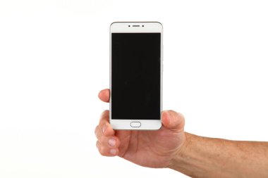 İnsan eli, avucunda boş bir krom ekran olan modern bir akıllı telefonu tutar. Teknoloji ve reklam kavramı. Ayrıntılı yakın çekim stüdyo çekimi soyut beyaz arka planda izole