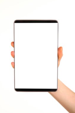 İnsan eli, avucunda boş bir krom ekran olan modern bir akıllı telefonu tutar. Teknoloji ve reklam kavramı. Ayrıntılı yakın çekim stüdyo çekimi soyut beyaz arka planda izole