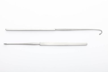 Çelik cerrahi aletler ve laboratuvar ekipmanları beyaz arka planda izole edilmiş. Profesyonel klinik aletleri. Tıbbi, cerrahi, ambulans ve veteriner konsepti. Yumuşak seçici odaklı yakın plan