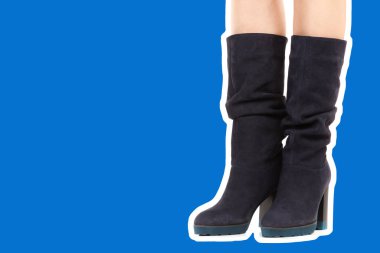 Bayan giysi ayakkabısı. Uzun ince kadın bacakları yüksek topuklu uzun çizme giyer. Fotokopi alanı olan moda modeli. Klasik ve günlük kıyafet konsepti. Ayrıntılı yakın çekim stüdyo çekimi. Dergi tarzı moda kolajı