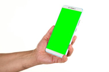 İnsan eli, avucunda boş bir krom ekran olan modern bir akıllı telefonu tutar. Teknoloji ve reklam kavramı. Ayrıntılı yakın çekim stüdyo çekimi soyut beyaz arka planda izole