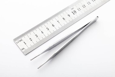 Çelik cerrahi aletler ve laboratuvar ekipmanları beyaz arka planda izole edilmiş. Profesyonel klinik aletleri. Tıbbi, cerrahi, ambulans ve veteriner konsepti. Yumuşak seçici odaklı yakın plan