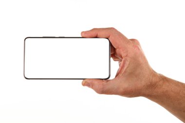 İnsan eli, avucunda boş bir krom ekran olan modern bir akıllı telefonu tutar. Teknoloji ve reklam kavramı. Ayrıntılı yakın çekim stüdyo çekimi soyut beyaz arka planda izole