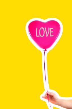 Kadın eli kırmızı kauçuk, şişme kalp şeklinde balon tutuyor. Aşk, ilişki, sevgililer günü ve doğum günü kutlaması konsepti. Boş kopya alanı olan dergi tarzı moda kolajı