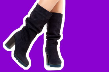 Bayan giysi ayakkabısı. Uzun ince dişinin bacakları yüksek topuklu uzun çizmeler giyer. Fotokopi alanı olan moda modeli. Klasik ve günlük kıyafet konsepti. Ayrıntılı yakın çekim stüdyo çekimi. Dergi tarzı moda kolajı