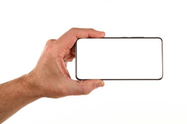 İnsan eli, avucunda boş bir krom ekran olan modern bir akıllı telefonu tutar. Teknoloji ve reklam kavramı. Ayrıntılı yakın çekim stüdyo çekimi soyut beyaz arka planda izole