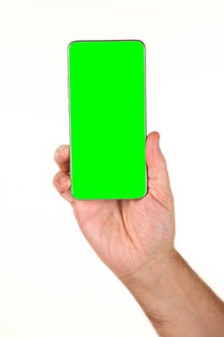 İnsan eli, avucunda boş bir krom ekran olan modern bir akıllı telefonu tutar. Teknoloji ve reklam kavramı. Ayrıntılı yakın çekim stüdyo çekimi soyut beyaz arka planda izole