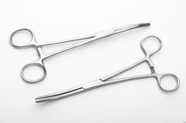 Çelik cerrahi aletler ve laboratuvar ekipmanları beyaz arka planda izole edilmiş. Profesyonel klinik aletleri. Tıbbi, cerrahi, ambulans ve veteriner konsepti. Yumuşak seçici odaklı yakın plan