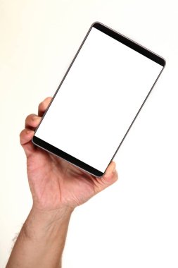 İnsan eli, avucunda boş bir krom ekran olan modern bir akıllı telefonu tutar. Teknoloji ve reklam kavramı. Ayrıntılı yakın çekim stüdyo çekimi soyut beyaz arka planda izole