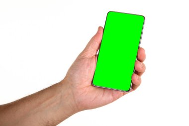 İnsan eli, avucunda boş bir krom ekran olan modern bir akıllı telefonu tutar. Teknoloji ve reklam kavramı. Ayrıntılı yakın çekim stüdyo çekimi soyut beyaz arka planda izole