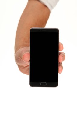 İnsan eli, avucunda boş bir krom ekran olan modern bir akıllı telefonu tutar. Teknoloji ve reklam kavramı. Ayrıntılı yakın çekim stüdyo çekimi soyut beyaz arka planda izole