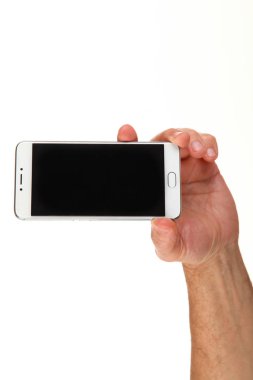 İnsan eli, avucunda boş bir krom ekran olan modern bir akıllı telefonu tutar. Teknoloji ve reklam kavramı. Ayrıntılı yakın çekim stüdyo çekimi soyut beyaz arka planda izole