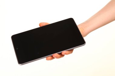 İnsan eli, avucunda boş bir krom ekran olan modern bir akıllı telefonu tutar. Teknoloji ve reklam kavramı. Ayrıntılı yakın çekim stüdyo çekimi soyut beyaz arka planda izole