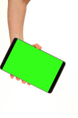 İnsan eli, avucunda boş bir krom ekran olan modern bir akıllı telefonu tutar. Teknoloji ve reklam kavramı. Ayrıntılı yakın çekim stüdyo çekimi soyut beyaz arka planda izole