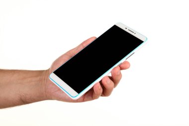 İnsan eli, avucunda boş bir krom ekran olan modern bir akıllı telefonu tutar. Teknoloji ve reklam kavramı. Ayrıntılı yakın çekim stüdyo çekimi soyut beyaz arka planda izole