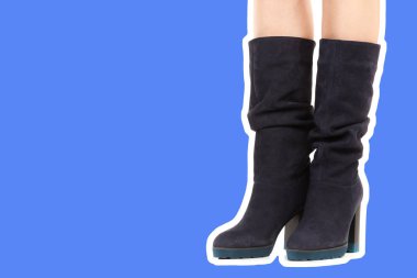 Bayan giysi ayakkabısı. Uzun ince kadın bacakları yüksek topuklu uzun çizme giyer. Fotokopi alanı olan moda modeli. Klasik ve günlük kıyafet konsepti. Ayrıntılı yakın çekim stüdyo çekimi. Dergi tarzı moda kolajı