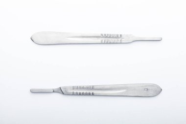 Çelik cerrahi aletler ve laboratuvar ekipmanları beyaz arka planda izole edilmiş. Profesyonel klinik aletleri. Tıbbi, cerrahi, ambulans ve veteriner konsepti. Yumuşak seçici odaklı yakın plan