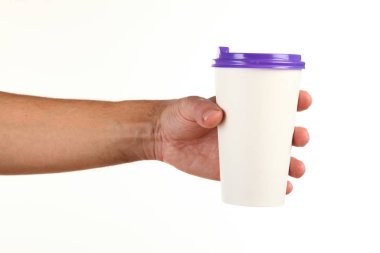 İnsan eli plastik kapaklı boş bir kahve fincanı tutar. Tek kullanımlık fincana çay ya da kahve konsepti. Metin veya logo için yeri ve yeri kopyala. Beyaz bir arkaplanda izole edilmiş