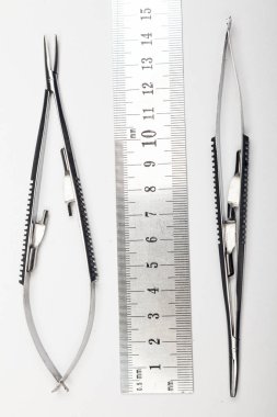 Çelik cerrahi aletler ve laboratuvar ekipmanları beyaz arka planda izole edilmiş. Profesyonel klinik aletleri. Tıbbi, cerrahi, ambulans ve veteriner konsepti. Yumuşak seçici odaklı yakın plan