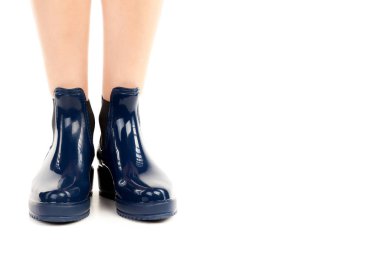 Bayan giysi ayakkabısı. Lastik çizme giyen uzun ince kadın bacakları. Fotokopi alanı olan moda modeli. Klasik ve günlük kıyafet konsepti. Ayrıntılı yakın çekim stüdyo çekimi beyaz arkaplanda izole edildi.